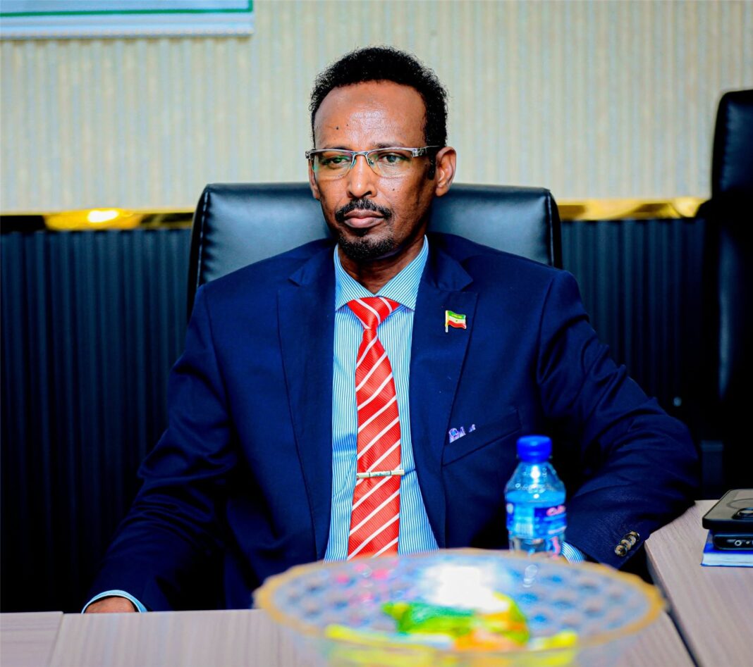 Wasiir Ku-xigeen Maxamed Cilmi Huuno: “Sicir-bararka Dowladdu ma Keenin, Duruufaha Jira ayaa Keenay” Wasiir Ku-xigeen Maxamed Cilmi Huuno: “Sicir-bararka Dowladdu ma Keenin, Duruufaha Jira ayaa Keenay”